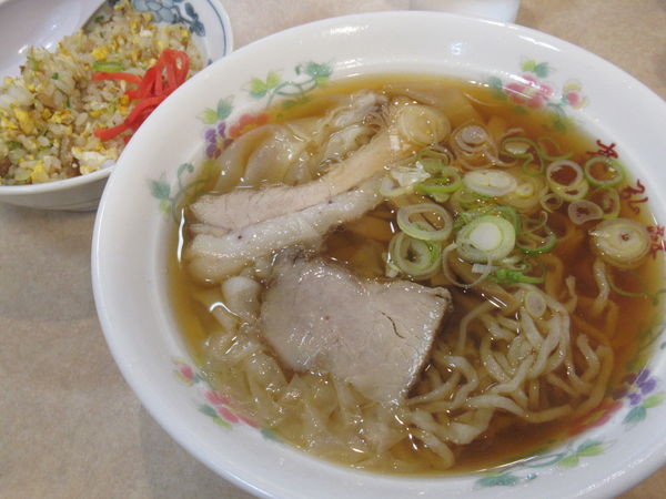 「小ワンタンメン(670円)+半チャーハン(450円)」@末弘軒の写真