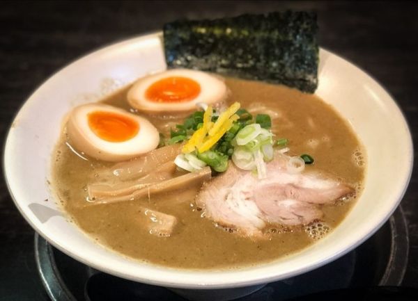 「煮干し豚骨ラーメン」@らーめんDINING すどらぁの写真