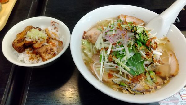 「ニンニクの芽香るスタミナ塩ラーメンとミニ炙り焼豚ご飯980円」@会津・喜多方ラーメン 坂内 恵比寿店の写真