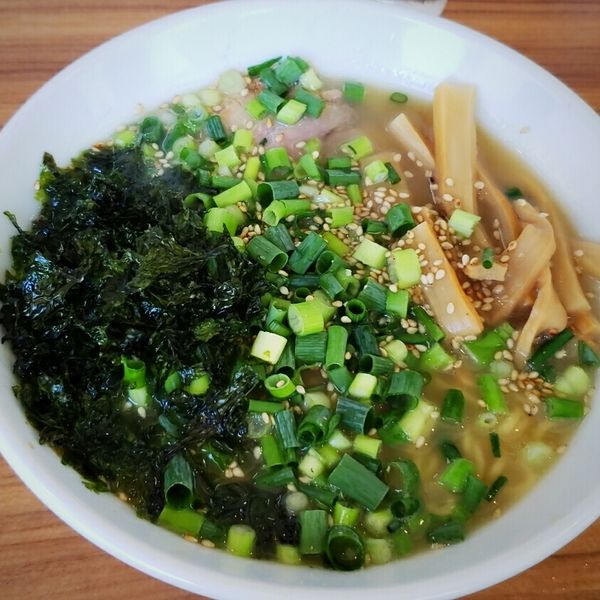 「白醤油らぁめん ９００円」@旭川らぁめん としまるの写真