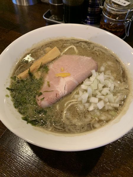 「とんこつ煮干そば 850円」@麺屋らんまるの写真