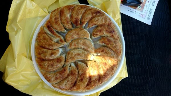 「エゴマ餃子（20個）　1200円」@味さと 久留米店の写真