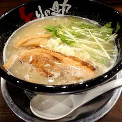 濃厚鶏そば (税込825円)