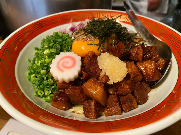 「煮干しルーロー油そば」@焼き貝あぶさんの写真