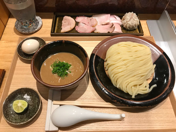 「つけめん並、全部乗せトッピング、比内地鶏味玉、塩とスダチ」@中華蕎麦 とみ田の写真