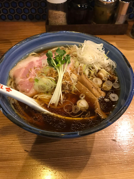 「ザ正油ラーメン800円、ネギ50円」@自家製麺 啜乱会の写真