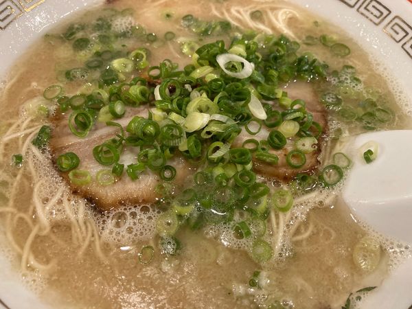 「博多ラーメン＋替え玉」@博多ラーメン でぶちゃん 高田馬場本店の写真