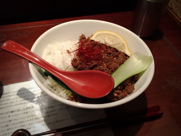 「汁なし黒胡麻牛タンタンタン麺」@つけ麺 繁田の写真