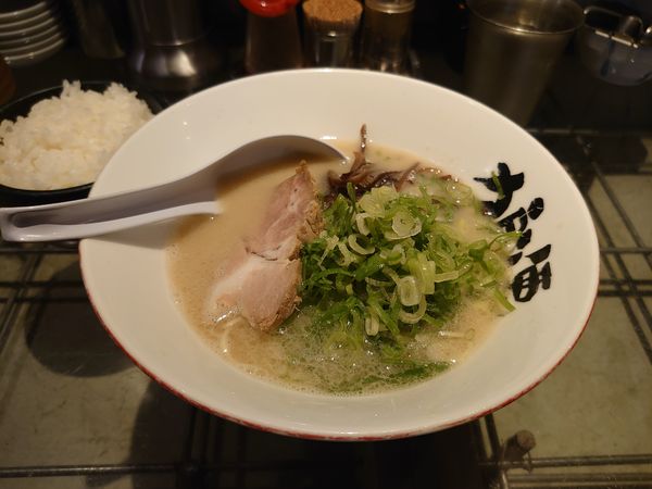 「豚骨ラーメン+青ネギ増し」@狼煙 諏訪店の写真