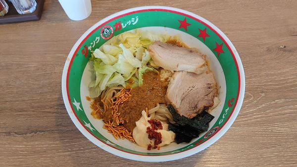 「冷やしまぜそば 780円 + 小ライス 70円 + 1枚増し」@ジャンクガレッジ 越生店の写真