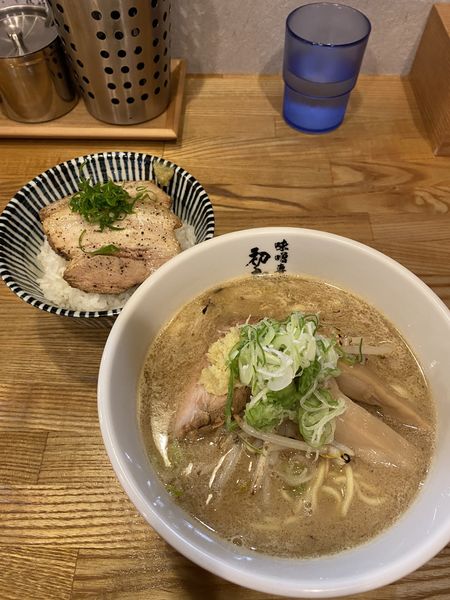 「味噌らぁめん 塩炙りチャーシュー丼」@初志貫徹の写真