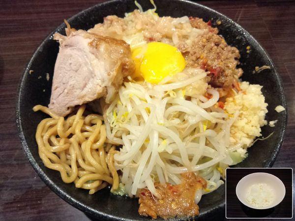 「汁なし（300g）￥900・玉ネギ ￥100」@立川マシマシ 8号店の写真