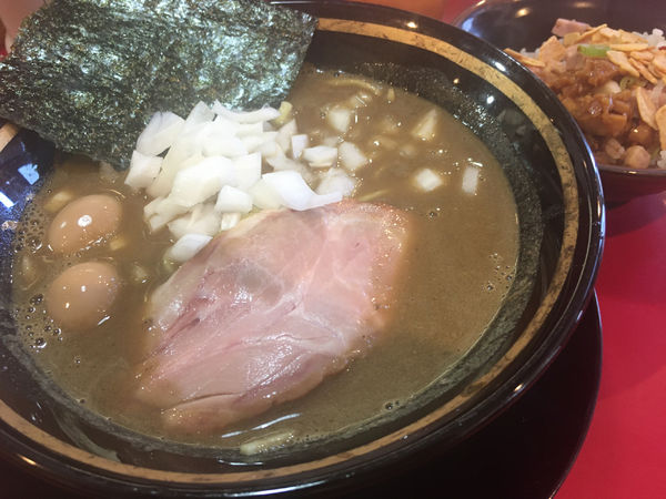 「【限定】丿貫コラボ ママカリ豚骨＋半賄い飯」@家系ラーメン とらきち家の写真