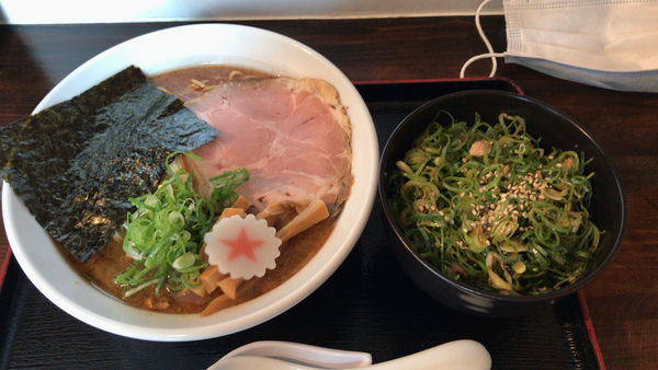 「濃らーめん大盛固め750円　九条ねぎ飯（小）200円」@麺場 新 ARATAの写真