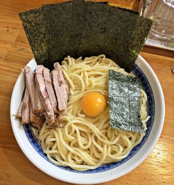 「冷やし油そば（並）＋生卵＋半チャーシュー＋海苔」@自家製中華そば としおかの写真