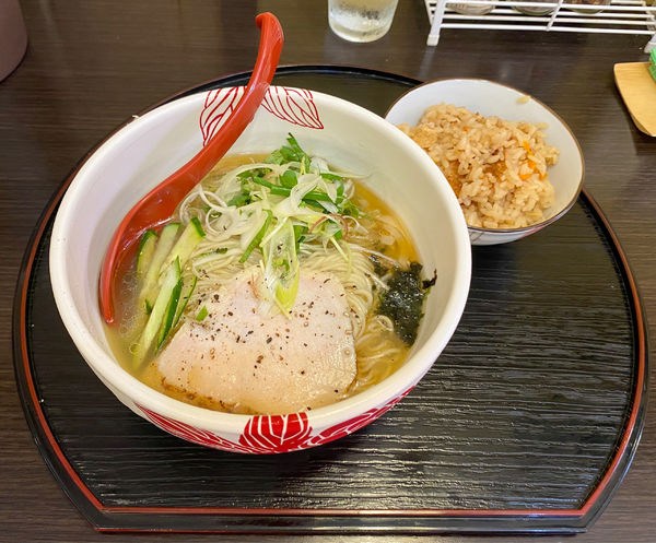 「冷たいしおらーめん¥880＆出汁炊き込みごはん¥20」@麺処 あす花の写真