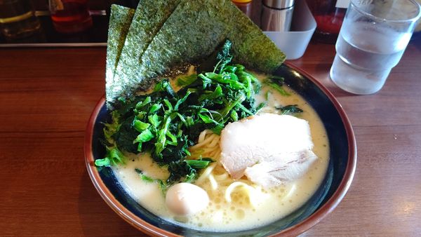 「豚骨醤油ラーメン+ほうれん草」@横浜家系ラーメン 鶴見家 善行店の写真