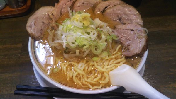 「味噌らーめん（中太麺）+肉」@丸中華そばの写真