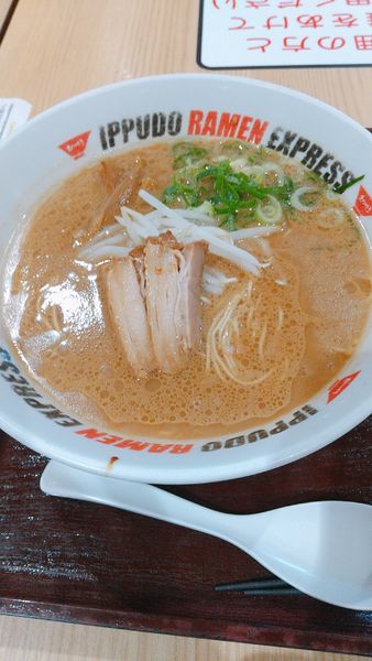 「博多流とんこつしょうゆラーメン」@IPPUDO RAMEN EXPRESS さいたま新都心コクーン店の写真