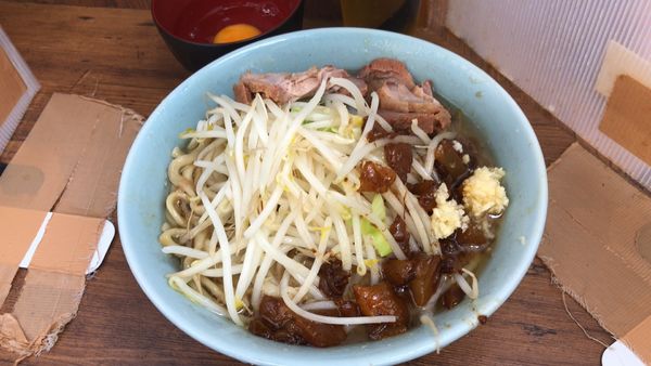 「小らーめん少な目ニンニク少しアブラ、生卵」@ラーメン二郎 池袋東口店の写真