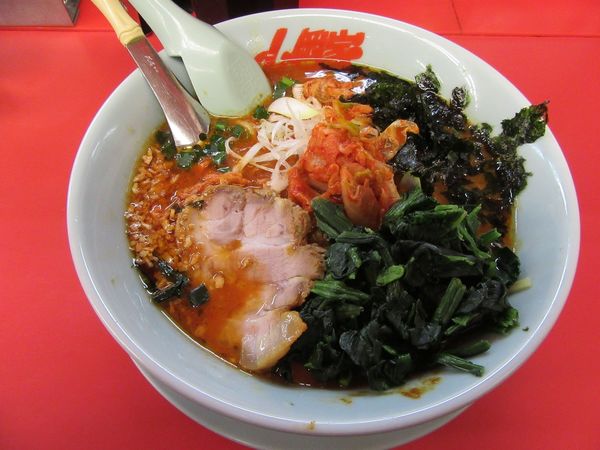 「限定　旨辛スタミナキムチらーめん（８９０円）＋ほうれん草」@ラーメン山岡家 阿見店の写真