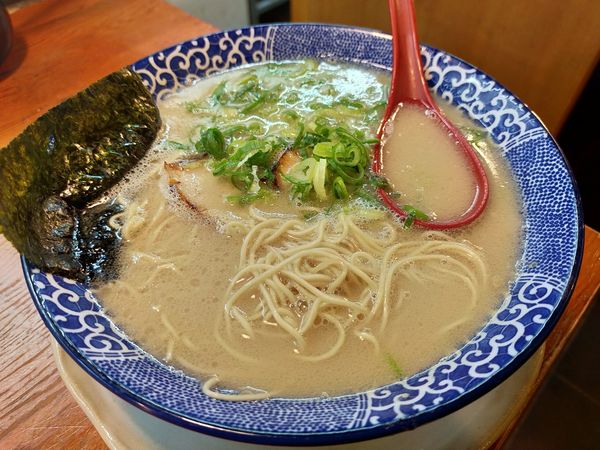 「博多とんこつ バリ（5秒）味濃い目 脂多め 替え玉×2 ¥820」@博多ラーメン鶴亀堂 太田新井町店の写真