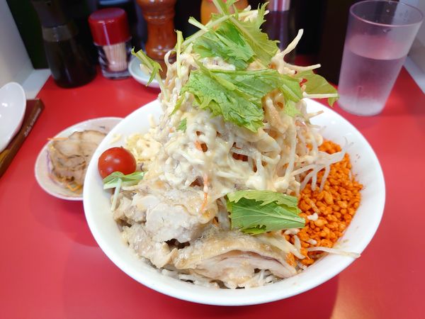 「冷やし中華 全マシ 追加豚1枚」@千里眼の写真