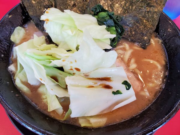 「ラーメン＋キャベツ」@家系ラーメン王道 王道之印の写真