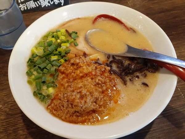 「博多とんこつ、辛担々、替玉平打麺２玉」@らーめん たつ屋の写真