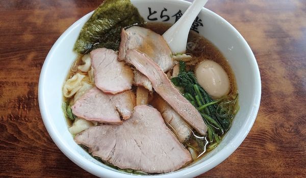 「焼豚ワンタン麺   1250円，半熟煮玉子   100円」@とら食堂の写真