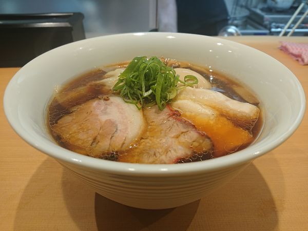 「醤油特製らぁ麺」@らぁ麺 すぎ本の写真