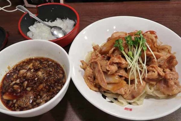 「肉盛りつけ麺並　830円＋無料の肉ちょい増し」@魁 肉盛りつけ麺 六代目けいすけの写真