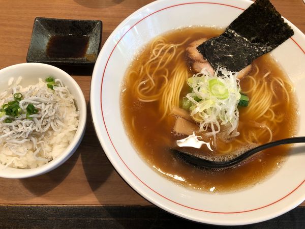 「にぼしラーメン（しょうゆ）＋ミニしらす丼」@麺屋 はちどりの写真