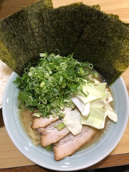 「中盛りチャーシュー麺　九条ネギ、海苔増し　ライス」@麺家 むら田の写真