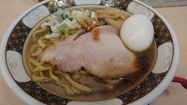 「すごい煮干ラーメン（中盛、味玉）」@すごい煮干ラーメン野毛 すし 釣りきんの写真