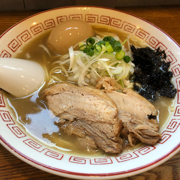 「煮干しそば　(白醤油) 820円　味玉」@煮干中華そば専門 煮干丸の写真