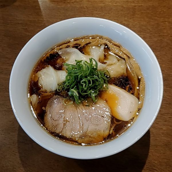 「醤油らぁ麺＋ワンタン（4個）」@らぁ麺 すぎ本の写真