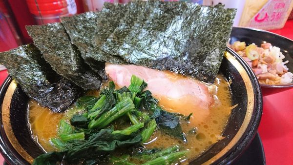 「【昼】ラーメン+のり+半賄い飯」@家系ラーメン とらきち家の写真