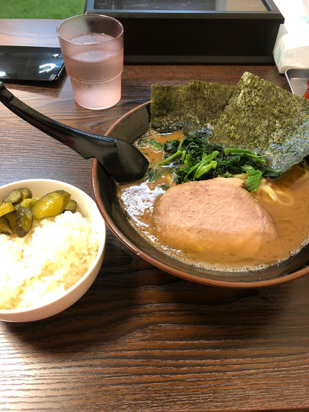 「ラーメン並硬め濃いめ、無料ライス」@よご家の写真