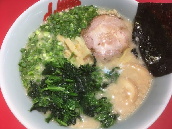 「プレミアム塩とんこつラーメン 890円（ほうれん草+120円）」@ラーメン山岡家 日立東金沢店の写真