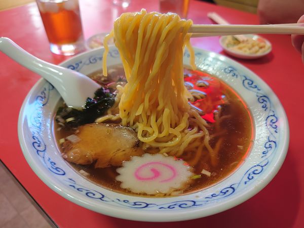 「ラーメン550円＋ウーロンハイ（アテ付き）」@3代目博龍の写真