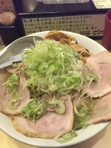 「醤油チャーシューネギ」@超ごってり麺 ごっつ 秋葉原店の写真