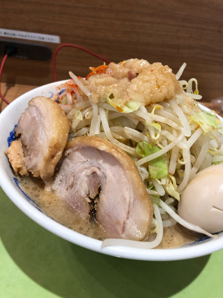 「豚玉ラーメン(900円)+大盛り(100円)」@ジャンクガレッジ イオンレイクタウンmori店の写真