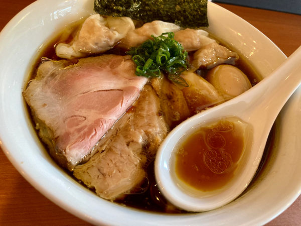 「特製ラーメン(醤油)」@自家製手もみ麺 鈴ノ木の写真