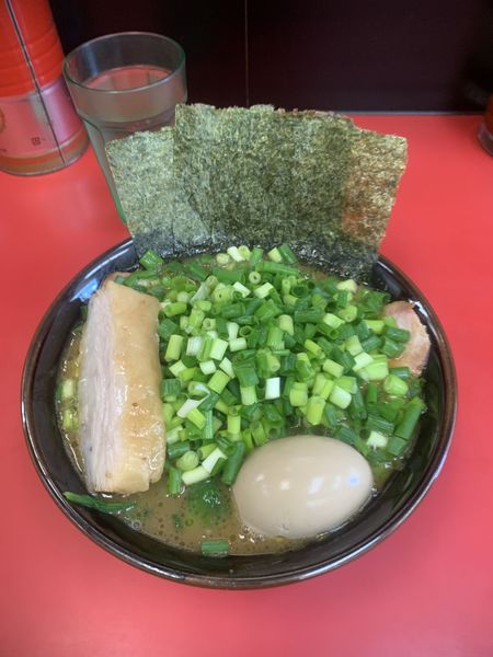 「チャーシュー麺　並　硬め　味玉　万能ネギ　サービス　バラチャ」@田上家の写真