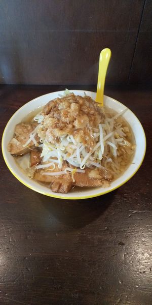 「ラーメン 小（200g）ブタ2枚 850円」@ラーメン イエロー 新宿御苑前店の写真