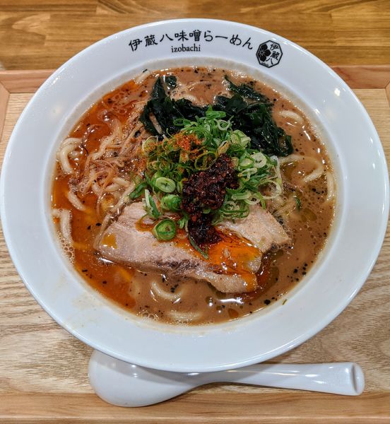 「三種のラー油の香がし味噌らーめん  980円」@伊蔵八味噌らーめんの写真