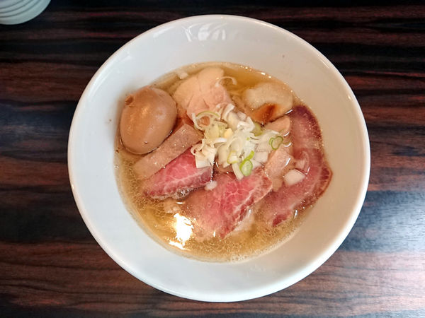 「白醤油中華そば+肉増し」@中華そば 梟の写真