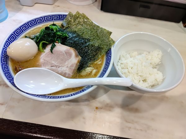 「ラーメン(中盛・250g)790円→500円＋味玉110円」@豚骨醤油家系ラーメン 達磨堂の写真