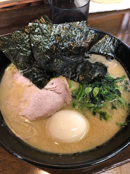 「ラーメン味玉、硬め濃いめ」@横浜家系ラーメン のぶ家の写真